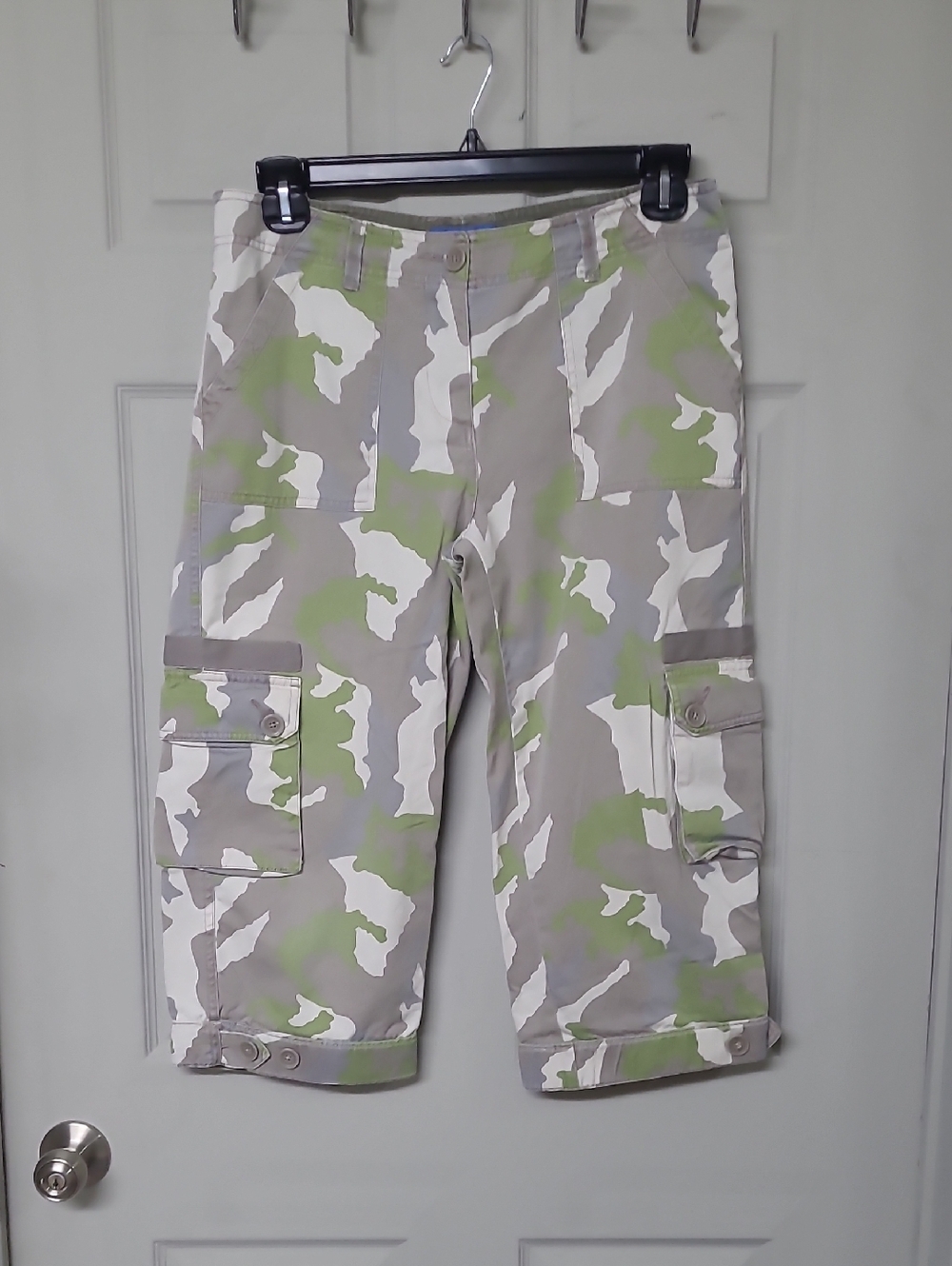 Natural Reflections Women's Capri Cargo Pants Camo Green/Tan Size 10 GUC